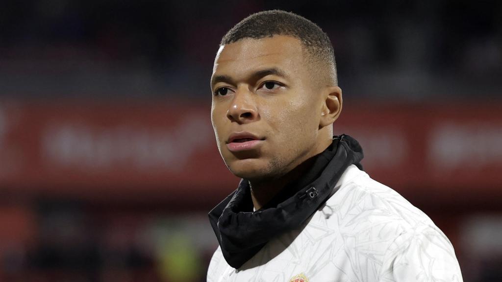 Kylian Mbappé durante el calentamiento del Real Madrid en el partido ante el Girona.