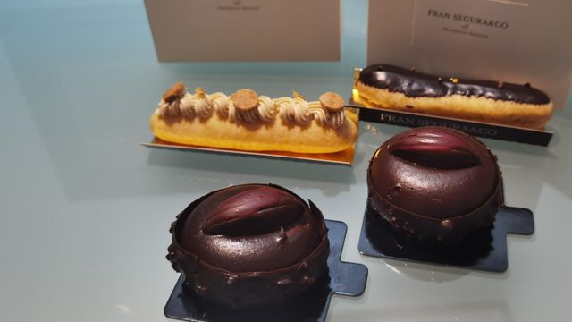 Las tartas de chocolate y dos de los éclair que prepara Fran Segura en Alicante.