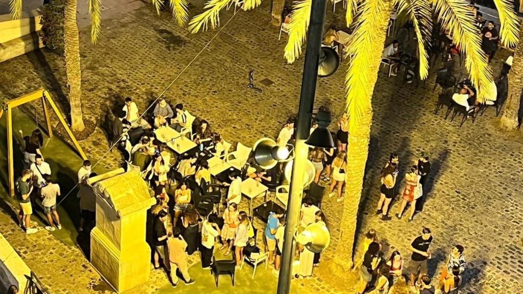 Un grupo de personas de madrugada en el Casco Antiguo de Alicante.