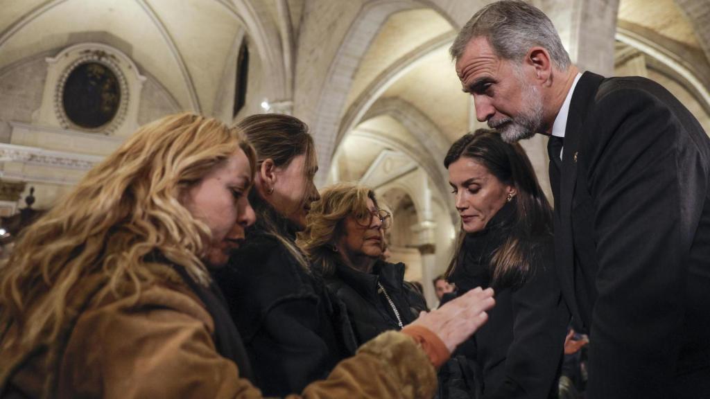 El rey Felipe VI y la reina Letizia consuelan a los familiares de las víctimas de la dana, imagen de archivo. Efe / Kai Försterling