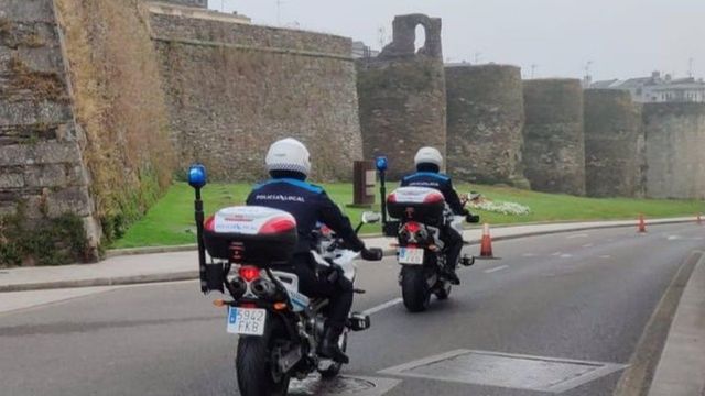 Archivo - Imagen de dos agentes de la Policía Local de Lugo