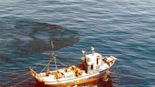 Barco de arrastre faenando.