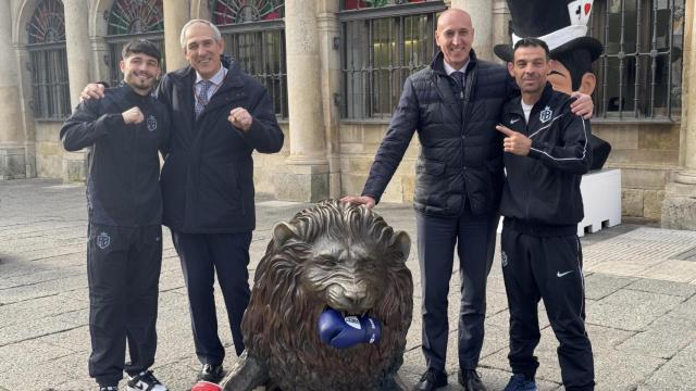 El alcalde de León, José Antonio Diez, junto a varios boxeadores en la presentación de la velada 'La noche de las estrellas 5'