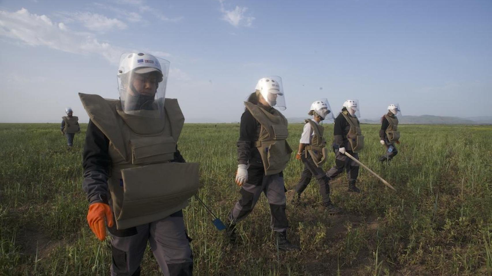 Las desminadoras buscando minas sobre el terreno