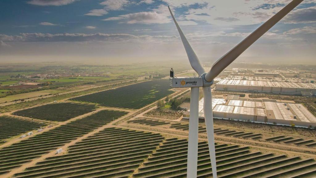 Aerogenerador ya instalado en la planta de Stellantis en Figueruelas