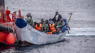 Llegada de un cayuco en el Puerto de la Restinga, en El Hierro, el pasado mes de noviembre.