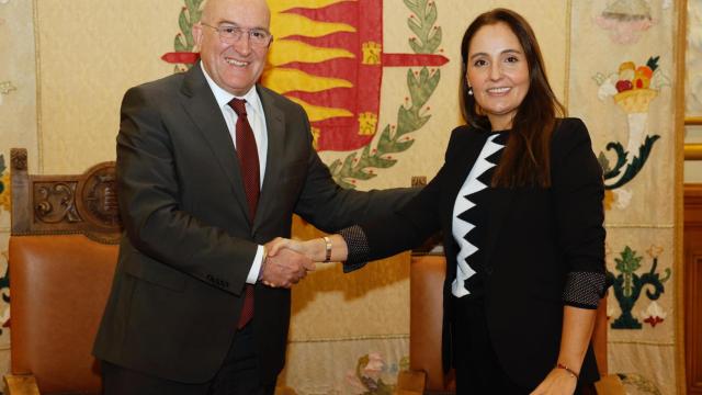 El alcalde de Valladolid, Jesús Julio Carnero, junto a la directora de Logística y Transporte de AECOC, María Tena