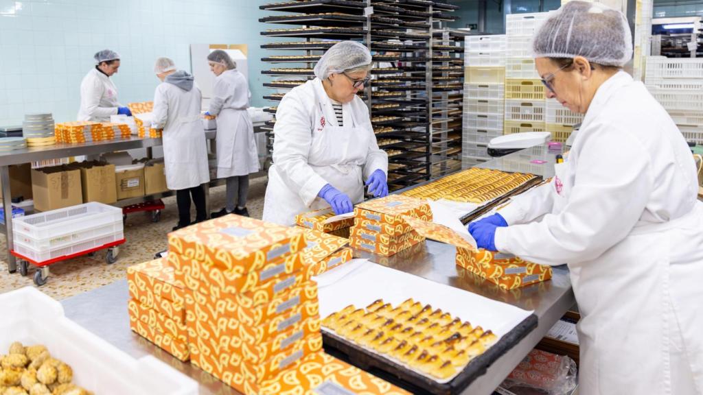 Varias personas trabajando en un obrado.