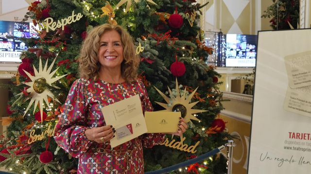 María Dolores Padilla, con las tarjetas regalo del Principal.