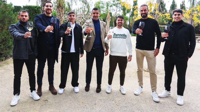 El entrenador Rubén Torrecilla y los capitanes durante el brindis navideño.