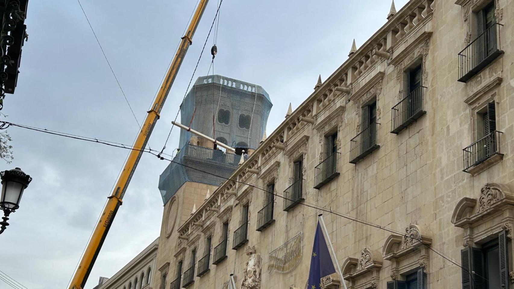 Las torres del ayuntamiento al inicio de su reconstrucción.