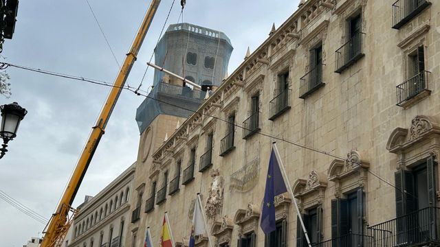 Las torres del ayuntamiento al inicio de su reconstrucción.
