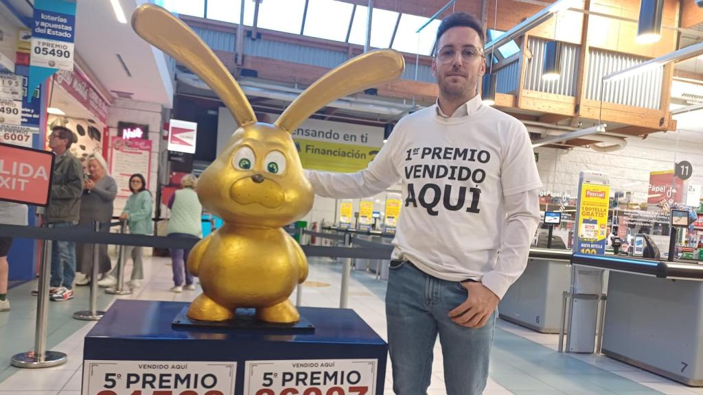 Daniel Zapata junto a su conejo de oro, el 22 de diciembre de 2023.