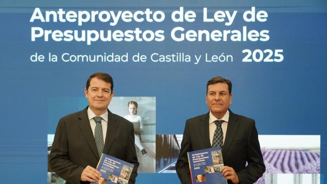El presidente de la Junta, Alfonso Fernández Mañueco, y el portavoz y consejero de Economía y Hacienda, Carlos Fernández Carriedo, durante la presentación del anteproyecto de presupuestos de la Comunidad, el pasado 15 de octubre