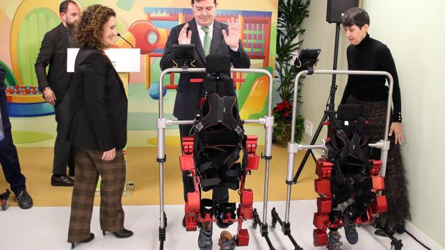 El presidente de la Junta de Castilla y León, Alfonso Fernández Mañueco, participa con Elena García Armada, ingeniera industrial del CSIC en la presentación del 'Exoesqueleto Pediátrico, Atlas 2030' en el Complejo Asistencial Universitario de León, este miércoles