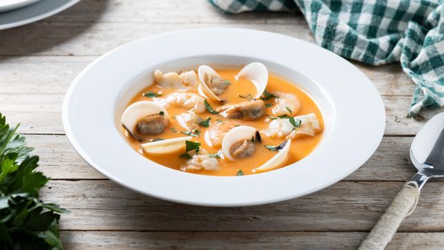 Un plato de sopa de marisco