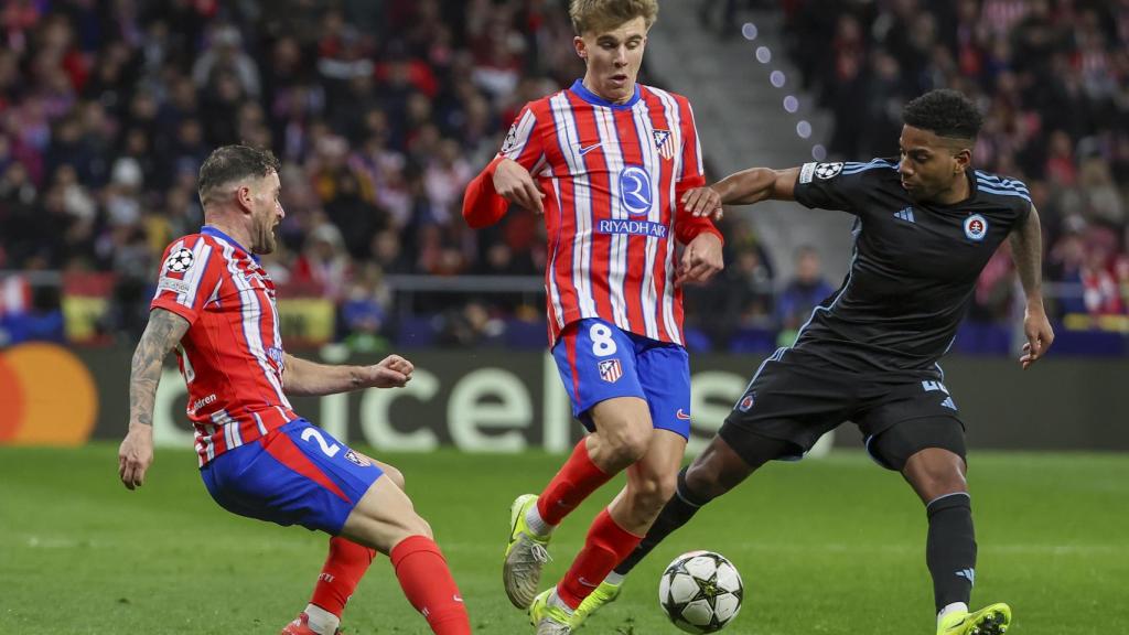 Pablo Barrios y Javi Galán pugnan por el balón con César Blackman.