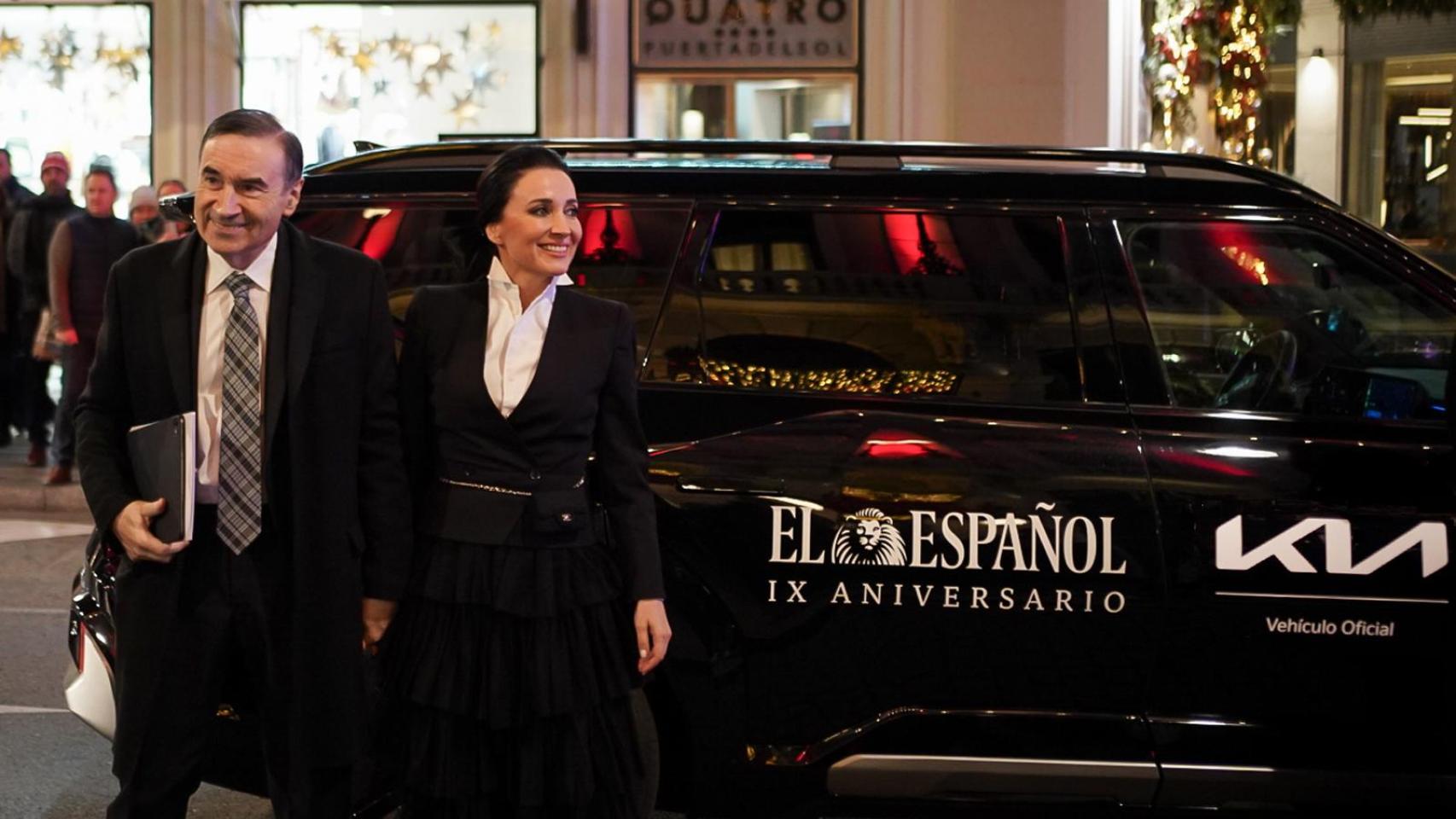 Pedro J. Ramírez y Cruz Sánchez de Lara salen del coche oficial Kia EV9 en dirección al hotel Four Seasons.