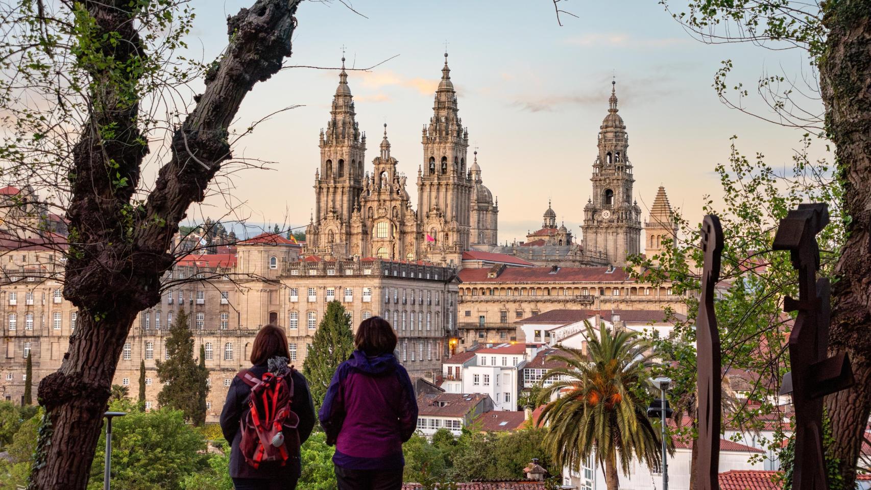 Peregrinas ante la llegada a la Catedral de Santiago de Compostela