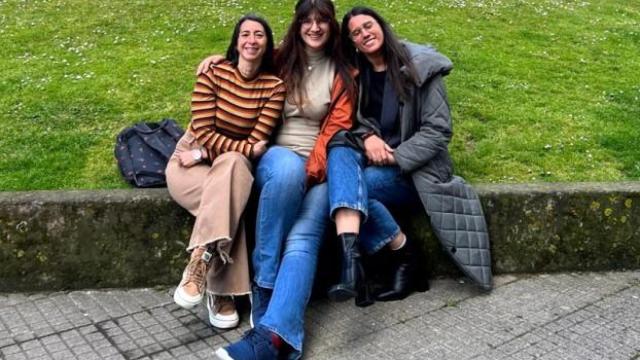 Alba Pardo, presidenta de Ampega, con Fátima Díaz y Tania Vieites.