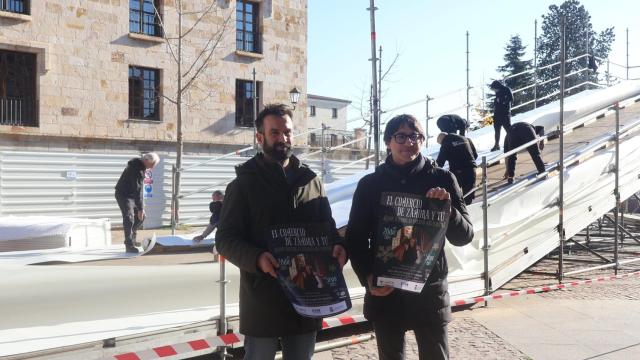 El concejal de Promoción Económica, David Gago, presenta el tobogán gigante que habrá estas navidades en Zamora