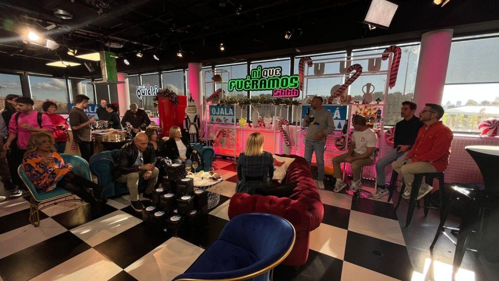 La cúpula de Fabricantes Studio y los colaboradores de 'NQF' durante la copa de Navidad.