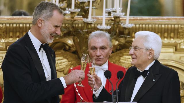 Felipe VI y Sergio Mattarella compartiendo brindis en la cena de gala ofrecida por el presidente italiano.