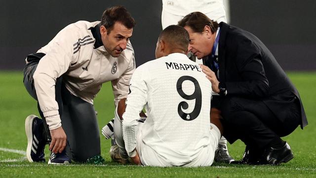Mbappé, atendido por los médicos del Real Madrid tras lesionarse
