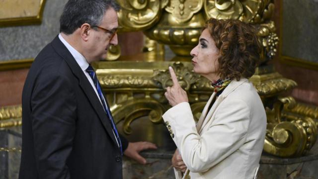 La vicepresidenta primera del Gobierno y ministra de Hacienda, María Jesús Montero, conversa con el portavoz del PNV, Aitor Esteban, este jueves en los pasillos del Congreso.