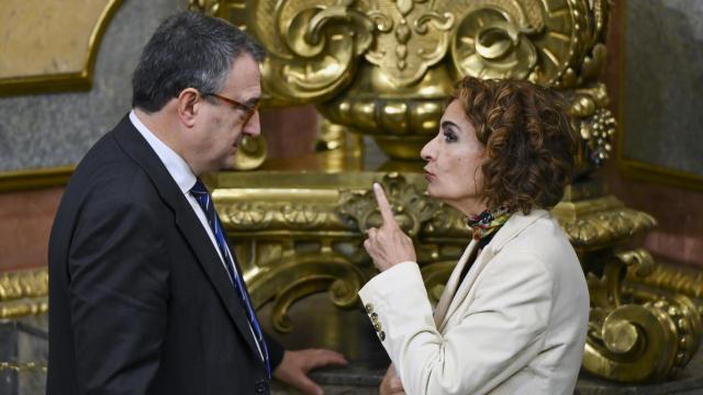 La vicepresidenta primera del Gobierno y ministra de Hacienda, María Jesús Montero, conversa con el portavoz del PNV, Aitor Esteban, este jueves en los pasillos del Congreso.