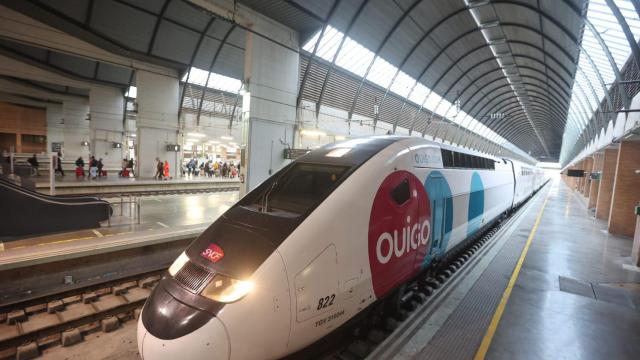 Uno de los trenes de Ouigo, en la estación de Santa Justa, en Sevilla.