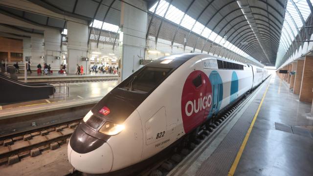 Uno de los trenes de Ouigo, en la estación de Santa Justa, en Sevilla.