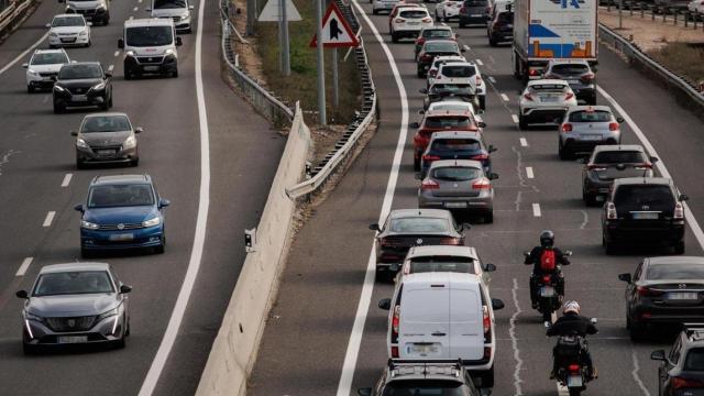 Varios vehículos en una autovía.