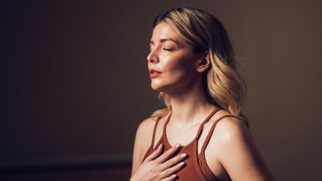 Mujer respirando.