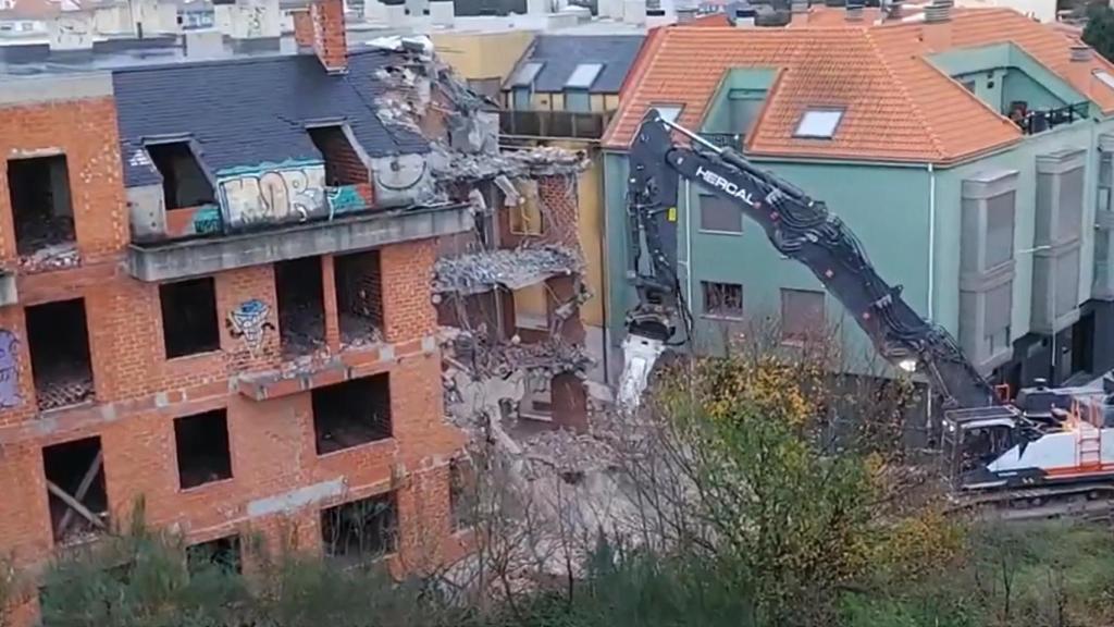 Trabajos de demolición en el antiguo esqueleto urbanístico de O Martinete.