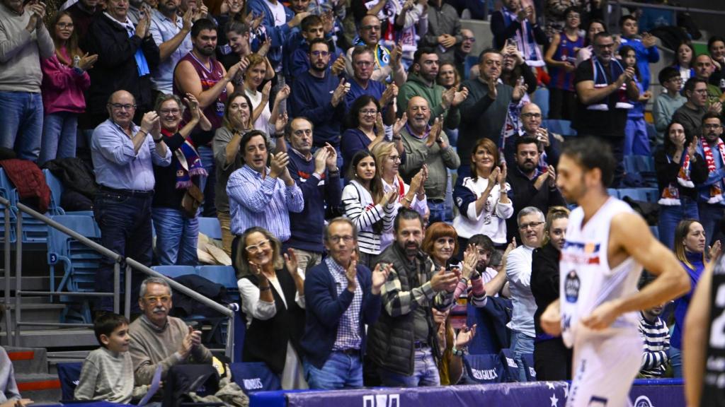 Gradas llenas de aficionados del Monbus Obradoiro.