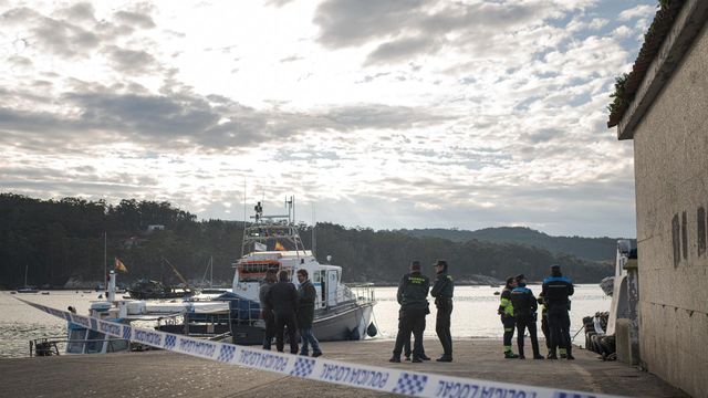 Un fallecido y dos tripulantes rescatados en el hundimiento de un barco 'bateeiro' en O Grove (Pontevedra)