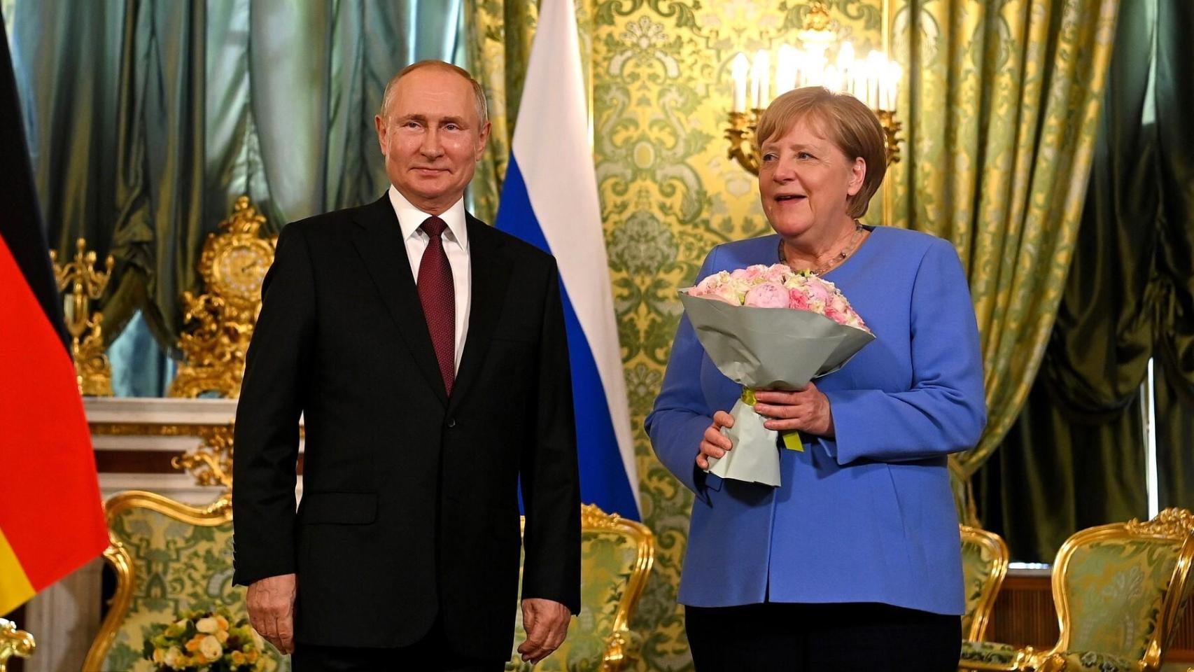 Angela Merkel junto a Vladimir Putin.