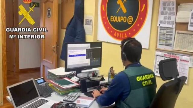 Un agente de la Guardia Civil investigando un caso