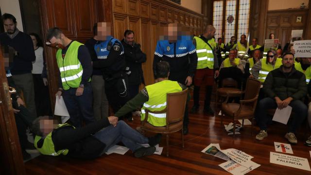 Tenso pleno en el Ayuntamiento de Palencia tras tener que ser desalojados algunos agentes que entraron a protestar.