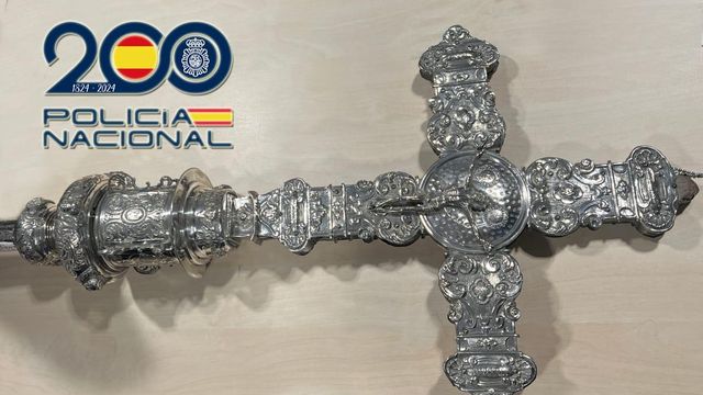 Cruz parroquial del siglo XVII de plata recuperada por la Policía Nacional