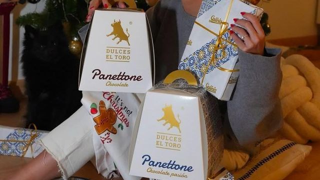 La influencer Rocío Camacho con productos de Dulces El Toro
