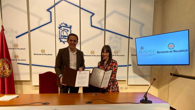 El presidente de la Diputación de Valladolid, Conrado Íscar; y la presidenta de la Acecale, Patricia García