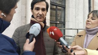 Pepe, el padre de India, contesta a los medios en las puertas del juzgado