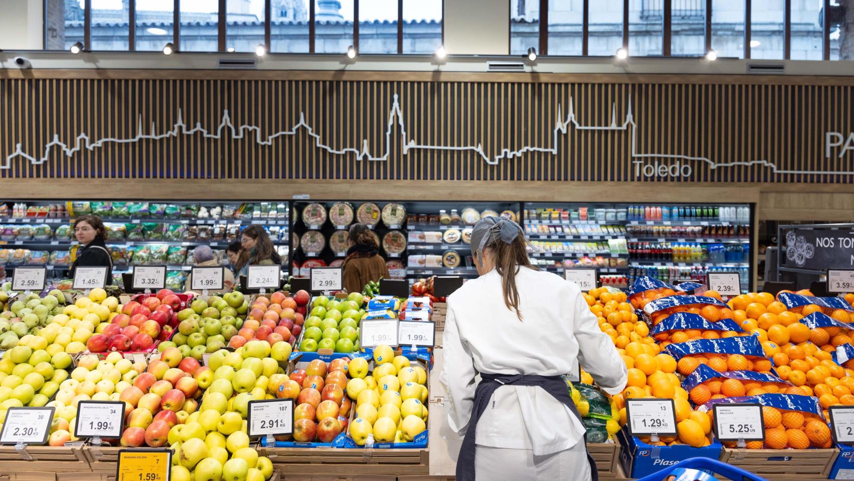 Un súper con vistas a la Catedral: así ha quedado el renovado Mercado de Abastos en Toledo