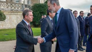 Emiliano García-Page saluda al Rey Felipe, este viernes en Santander.