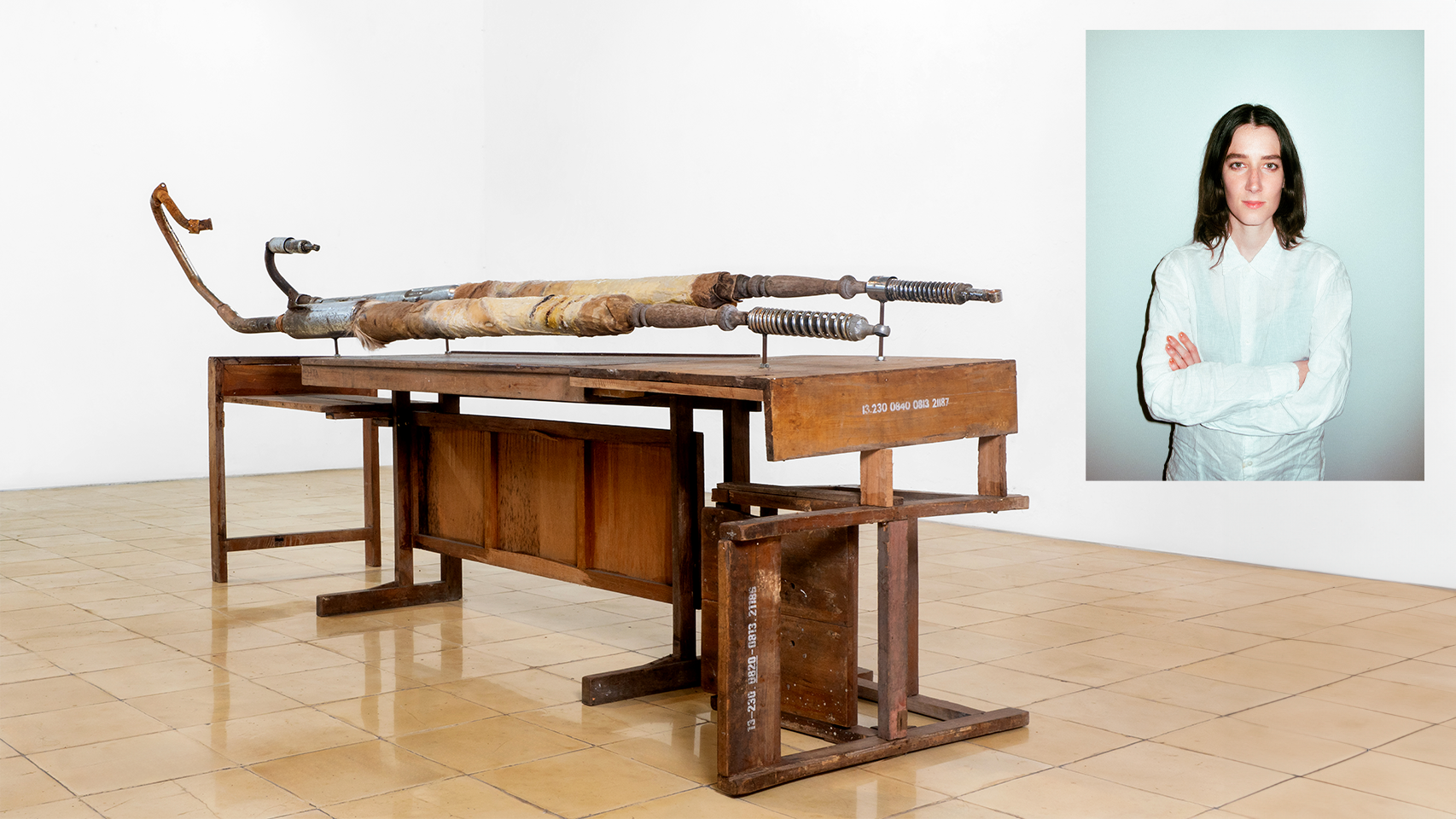 La artista madrileña Mónica Mays junto a una de las piezas de su exposición.