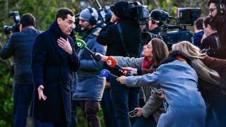 Juanma Moreno atiende a los medios a su llegada a la Conferencia de Presidentes, en Santander, este viernes.