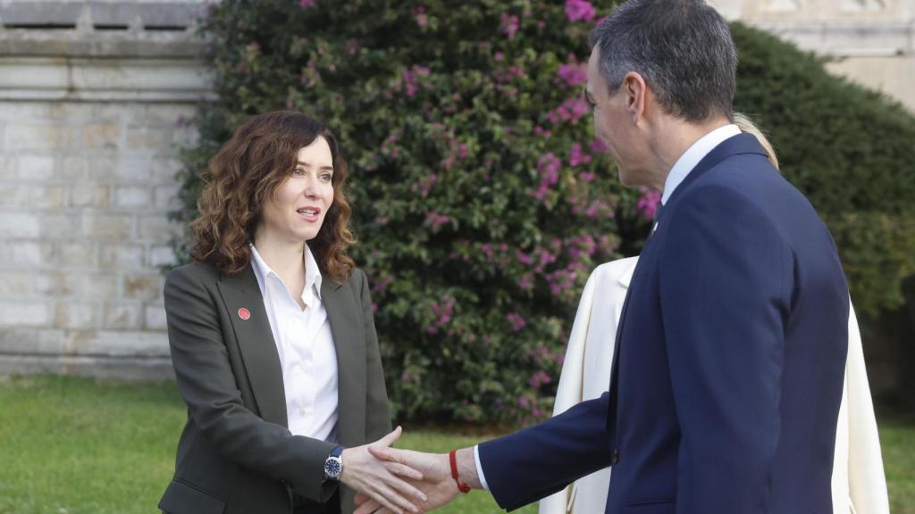 El presidente del Gobierno, Pedro Sánchez, saluda a la presidenta de la Comunidad de Madrid, Isabel Díaz Ayuso, durante la Conferencia de Presidentes celebrada el 13 de diciembre en Santander.