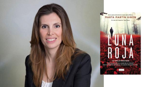 La escritora Marta Martín con su novela 'Luna roja'.
